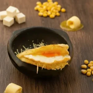 Arepa D’ Frito rellena de huevo frito y queso