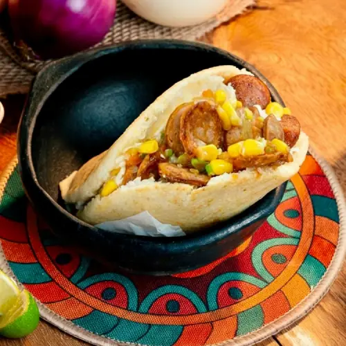 arepa rellena criolla