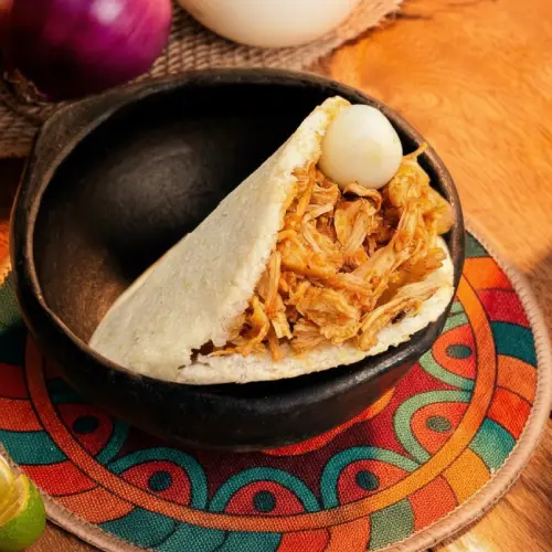 arepa rellena de pollo desmechado